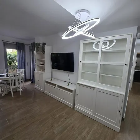 Amalia Sunny Ground Floor With 2 Bedrooms شقة